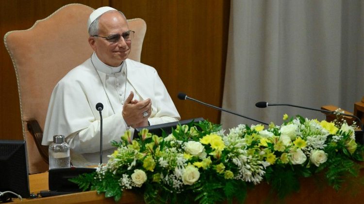 O Papa Leão XIV apresenta sua primeira encíclica, "Magnifica humanitas", na Sala do Sínodo