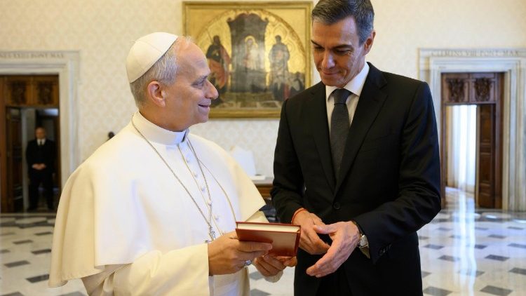 教皇レオ14世、スペインのサンチェス首相と　2026年5月27日　バチカン宮殿