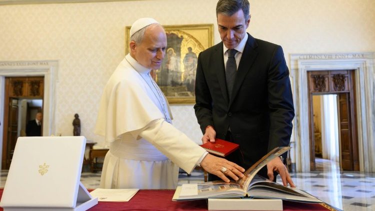 Un momenrto dello scambio dei doni