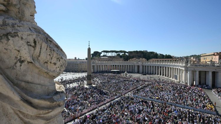 Piazza San Pietro gremita di fedeli