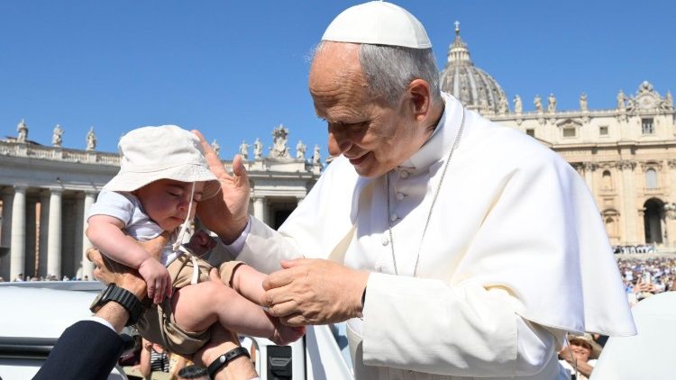 Il Papa mentre benedice un bambino