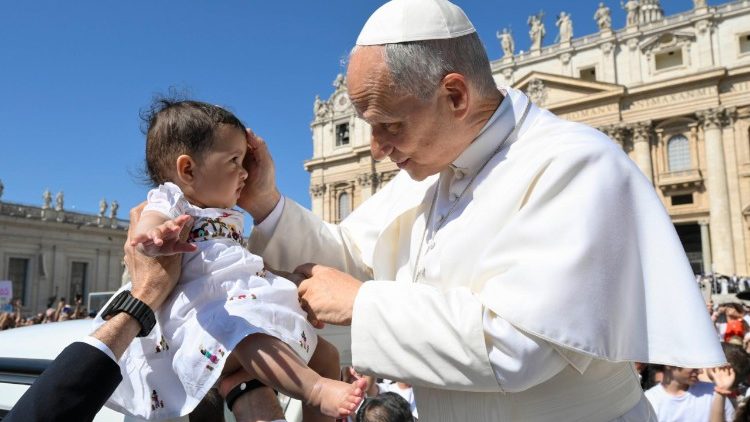Un momento de ternura entre el Papa y una beb&eacute;