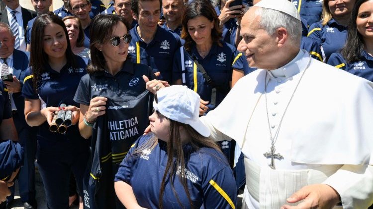 Il Papa con gli atleti di Athletica Vaticana