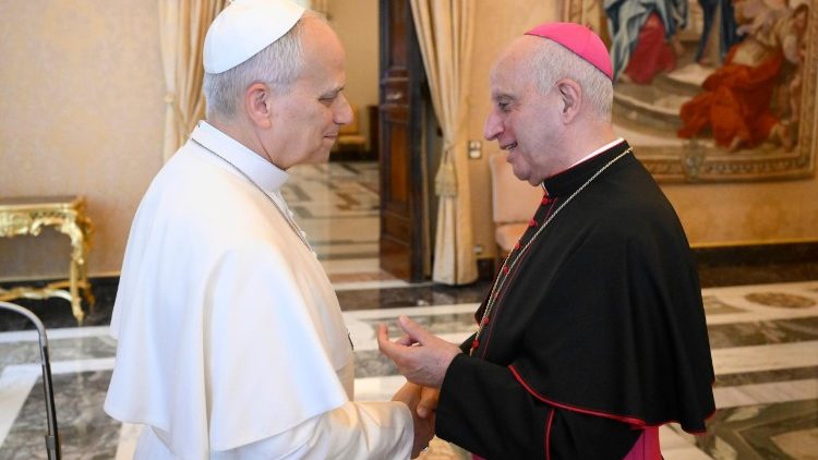 Il Papa con l'arcivescovo Rino Fisichella, pro-prefetto del Dicastero per l’Evangelizzazione, responsabile dell’organizzazione del Giubileo 2025