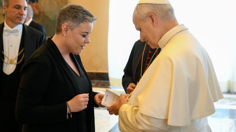 Il Papa con una copia della sua enciclica "Magnifica humanitas"