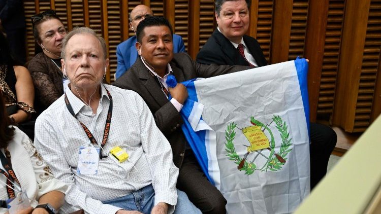 Un momento de los carism&aacute;ticos en el Aula Pablo VI