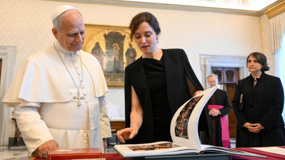 La Leon al XIV-lea, președinta Comunității din Madrid, în Spania, Isabel Díaz Ayuso.
