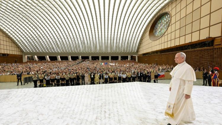 Llegada del Papa a la audiencia