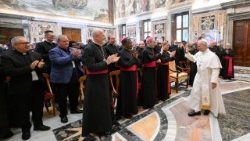 Papa Leon al XIV-lea împreună cu participanții la Adunarea generală a directorilor naționali ai Operelor Pontificale Misionare (1 iunie 2026, Sala Clementină din Palatul Apostolic)