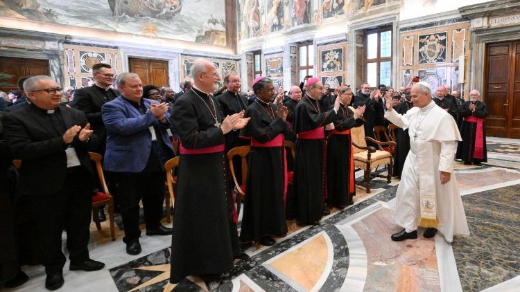 Papa Leon al XIV-lea împreună cu participanții la Adunarea generală a directorilor naționali ai Operelor Pontificale Misionare (1 iunie 2026, Sala Clementină din Palatul Apostolic)