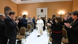 Papa Leon împreună cu membri ai Asociației Colegiilor și Universităților Catolice din Statele Unite ale Americii primiți în audiență miercuri, 3 iunie a.c., înaintea audienței generale, în sala adiacentă Aulei Paul al VI-lea