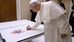 Bei einer Audienz an diesem Mittwoch signiert der Papst eine Tischtennisplatte