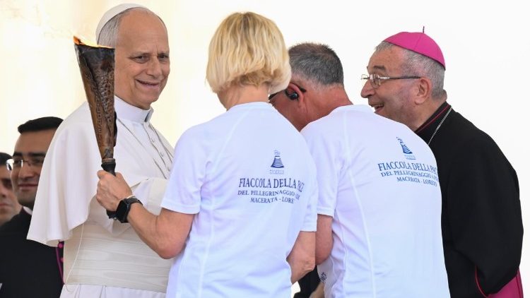 Le Pape avec la &laquo;Torche de la Paix&raquo;.
