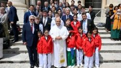 O Papa com sete meninas sírias que chegaram à Itália vindas do campo de refugiados de Azraq, na Jordânia