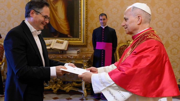 Charles Personnaz remettant ses lettres de créance au Pape Léon XIV