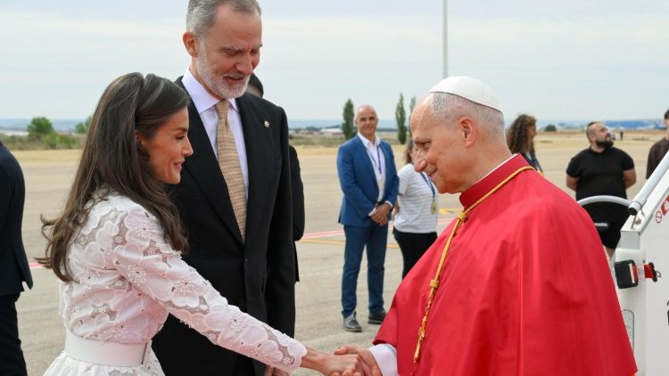 Il Papa mentre viene accolto dai reali di Spagna