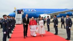 The King and Queen of Spain welcome Pope Leo XIV to the country