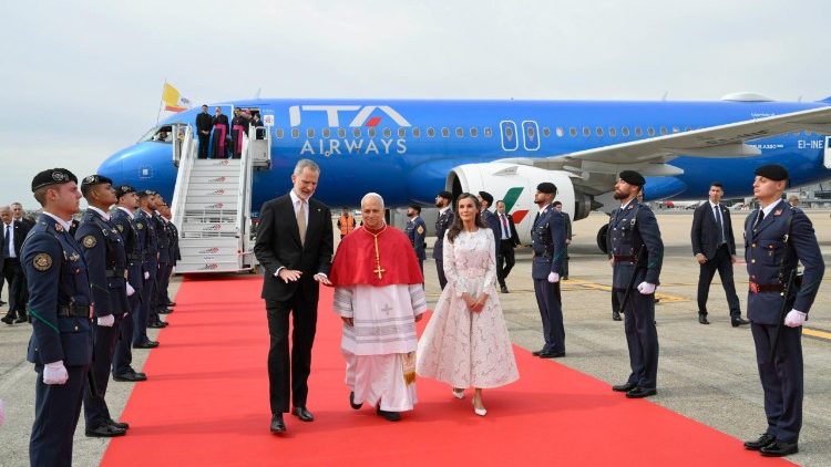 The King and Queen of Spain welcome Pope Leo XIV to the country