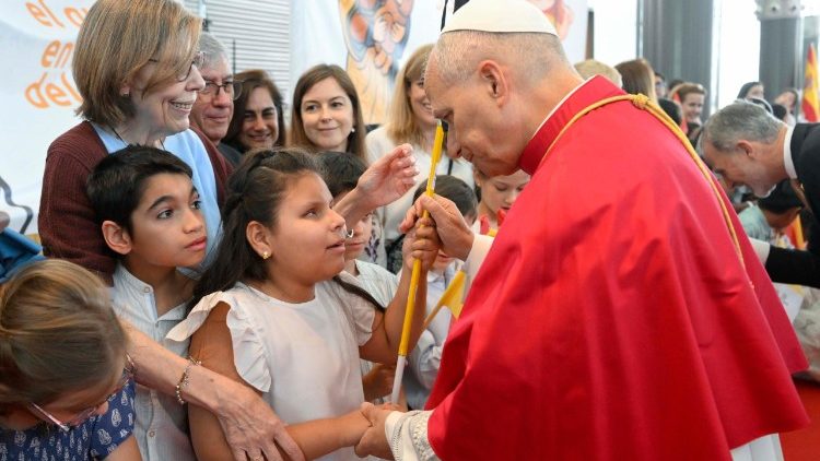 Il Papa mentre riceve il bastone di una bambina ipovedente