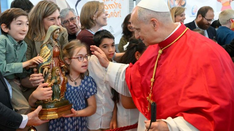 La statua regalata da una famiglia al Papa