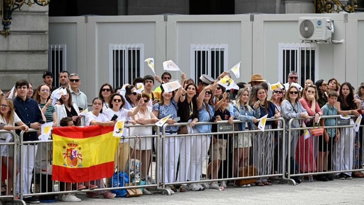 People lined the streets of Madrid to welcome the Pope 