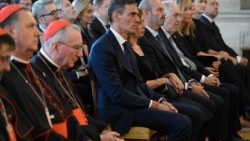 Кардинал Паролін у складі делегації Святого Престолу під час зустрічі Папи з представниками влади Іспанії