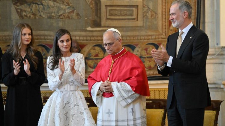 Papa durante o encontro com as autoridades civis