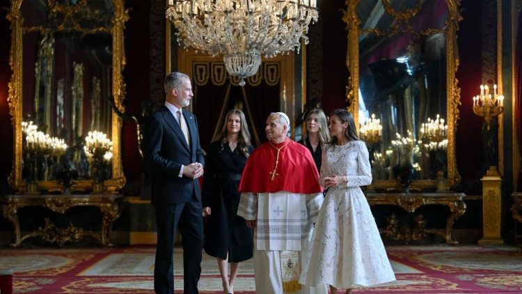 Papa com os monarcas espanh&oacute;is 