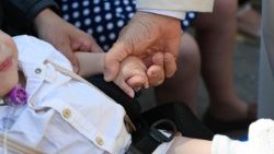 2026.06.06 Viaggio Apostolico in Spagna - Nunziatura - saluto gruppo malati e disabili