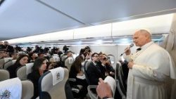 Папата с придружаващите го журналисти