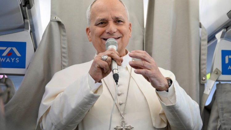 Il Papa nel suo saluto in volo