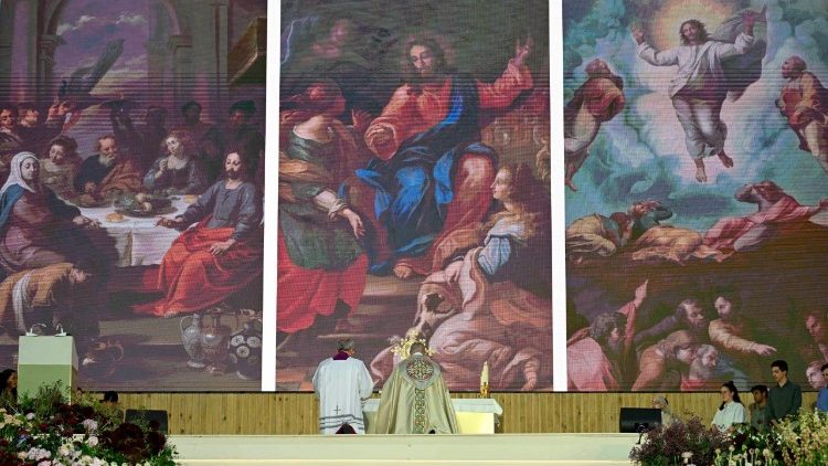 La preghiera silenziosa di Papa Leone XIV durante la Veglia con i giovani, Madrid
