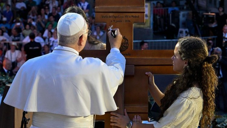 The Pope signed a cross from the young people of Madrid after answering their questions