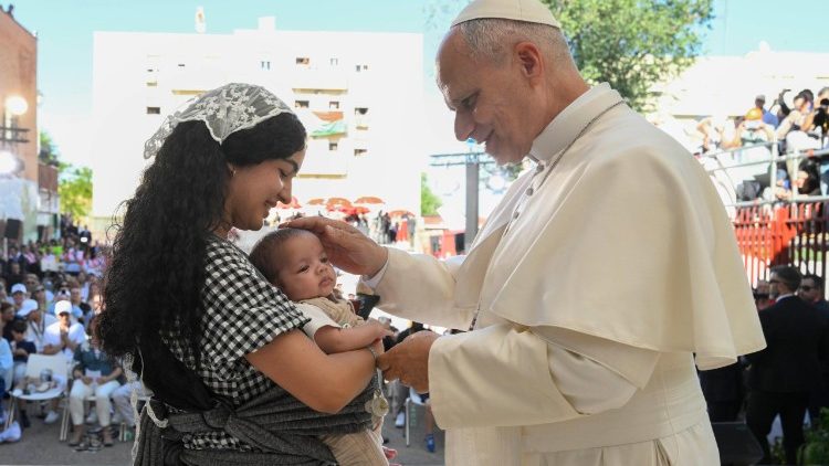 Le Pape et Niurka et ses deux jumeaux, Ares et Atena
