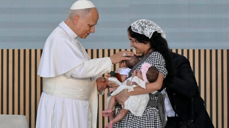 Il Papa insieme a Niurka e ai suoi due gemellini, Ares e Atenea