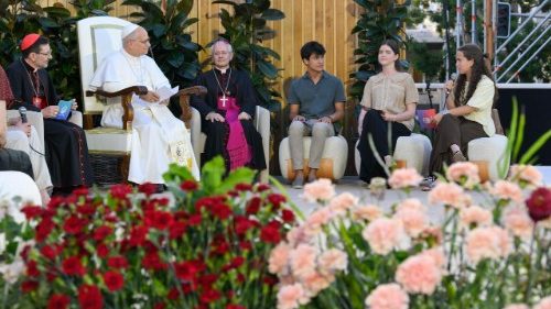 El Papa invita a los j&oacute;venes a "ser humanos", a buscar la justicia y una vida honesta