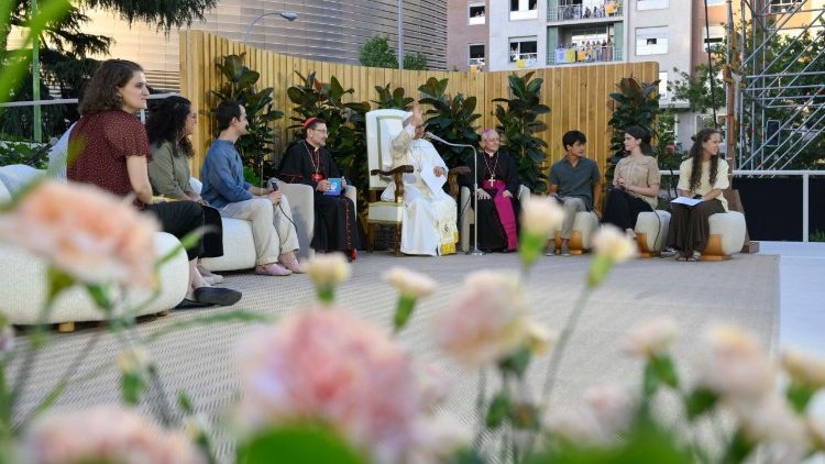 Le&oacute;n XIV junto a las seis j&oacute;venes que se hicieron portavoces de las preguntas de sus coet&aacute;neos al Papa