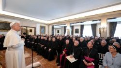 Le Pape avec des membres de son ordre ce dimanche 7 juin à Madrid.