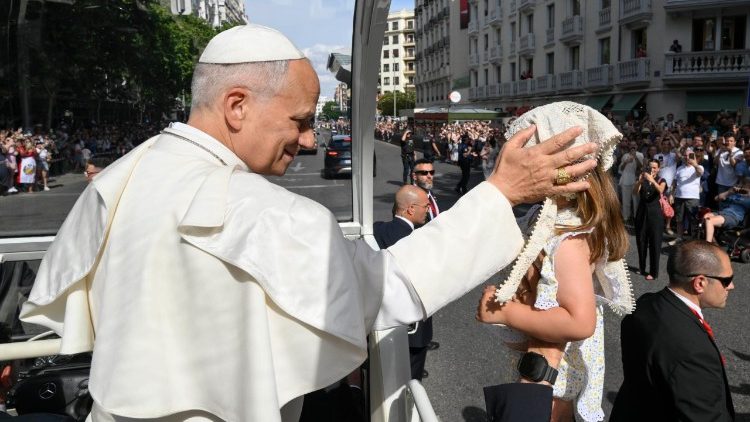 Il Papa per le strade di Madrid raggiunge il Movistar Arena