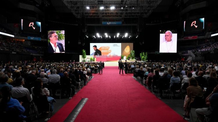 La testimonianza dell'attore e regista Antonio Banderas all'incontro del Papa con la società civile spagnola nella Movistar Arena di Madrid
