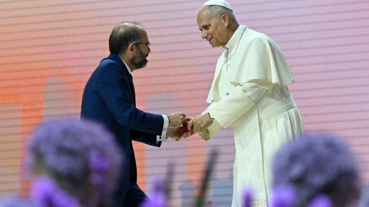 Il rettore Jos&eacute; Mar&iacute;a Coello de Portugal saluta il Papa