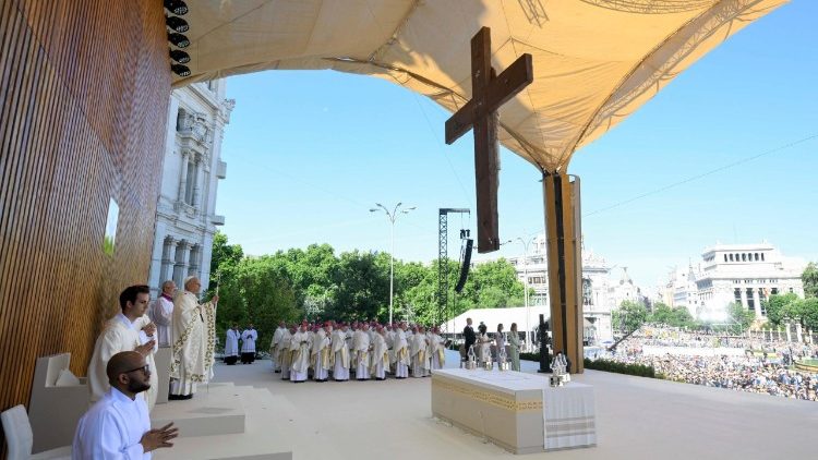 Il palco allestito per la celebrazione della Messa in Plaza  de Cibeles