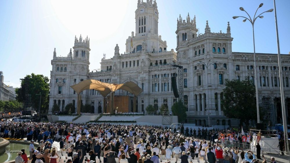 Lors de la célébration euxharistique ce dimanche 7 juin 2026, place de Cibeles à Madrid.