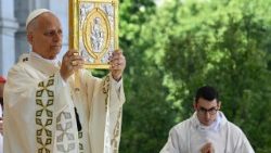 Leon XVI binecuvântează participanții la Sfânta Liturghie din Madrid pe 7 iunie 2026.
