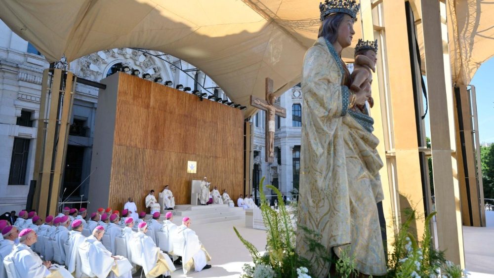 Lors de la célébration euxharistique ce dimanche 7 juin 2026, place de Cibeles à Madrid.