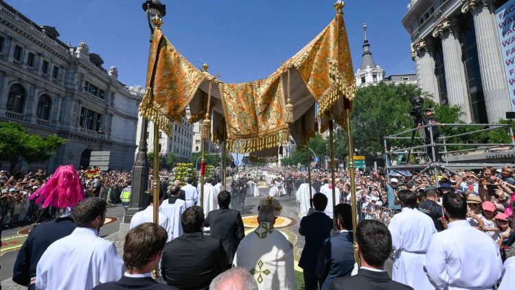 Pope Leo leading the Corpus Christi Eucharistic Procession 