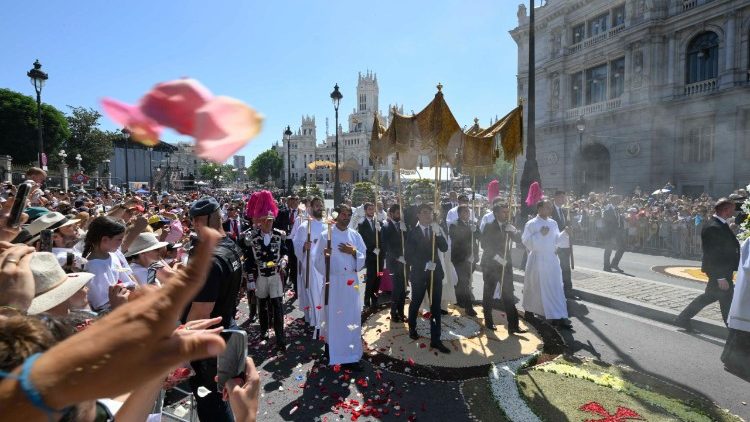 Procesí Božího Těla vychází z madridského Plaza de Cibeles