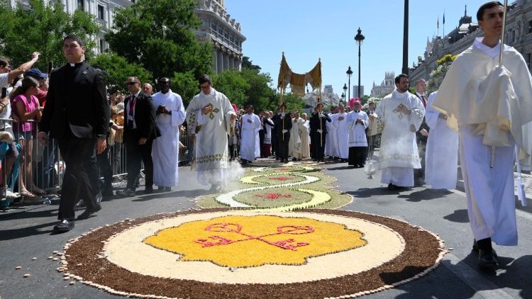 Papa Leone per le strade di Madrid con il Santissimo Sacramento