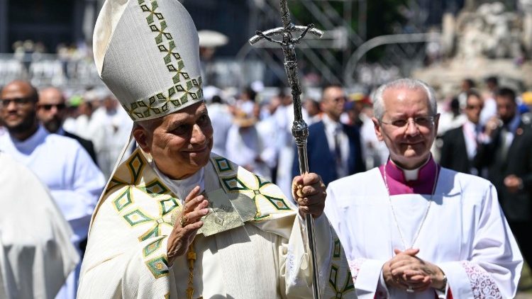 Papst Leo gr&uuml;&szlig;t die Anwesenden