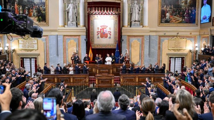 Les parlementaires espagnols debout pour saluer le discours de L&eacute;on XIV